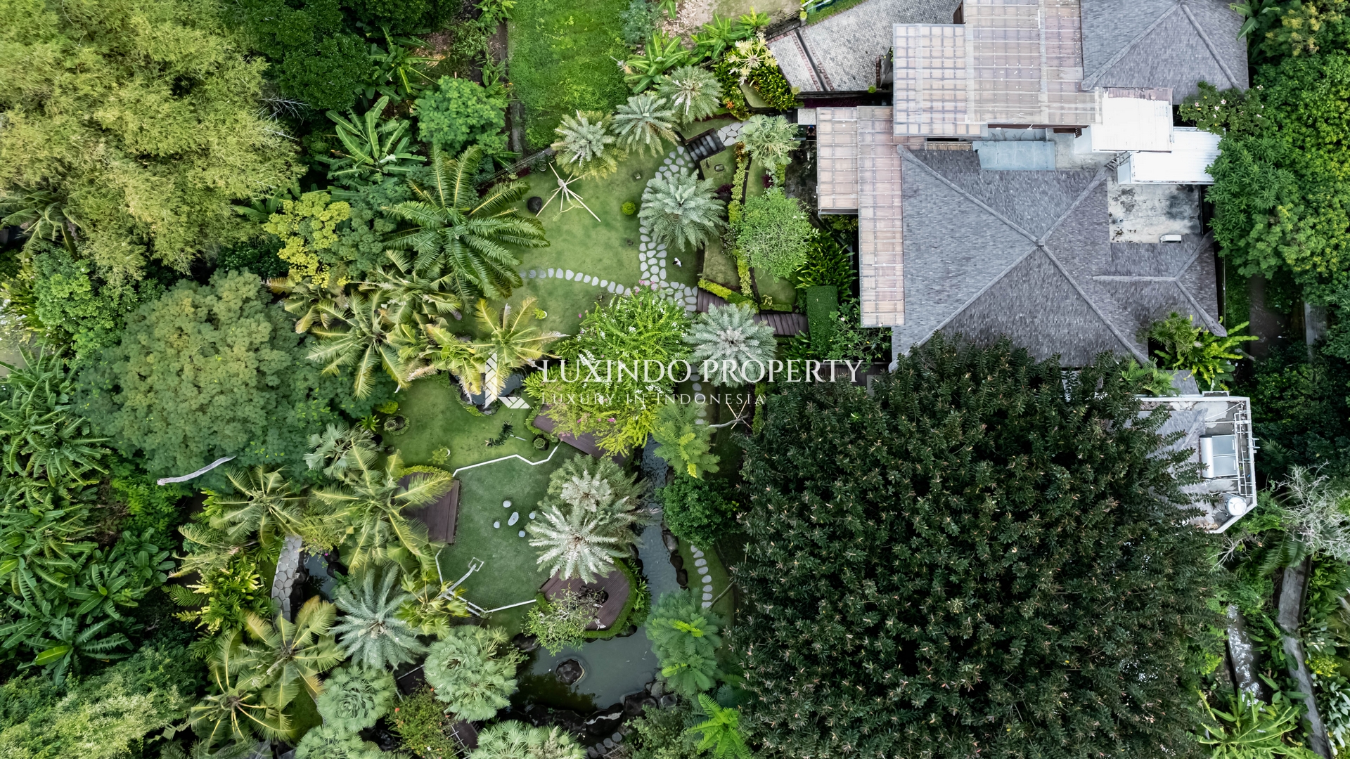 BERAWA - 6 BEDROOM FREEHOLD VILLA PRIME LOCATION WITH BIG GARDEN AND RIVER (FHV494)